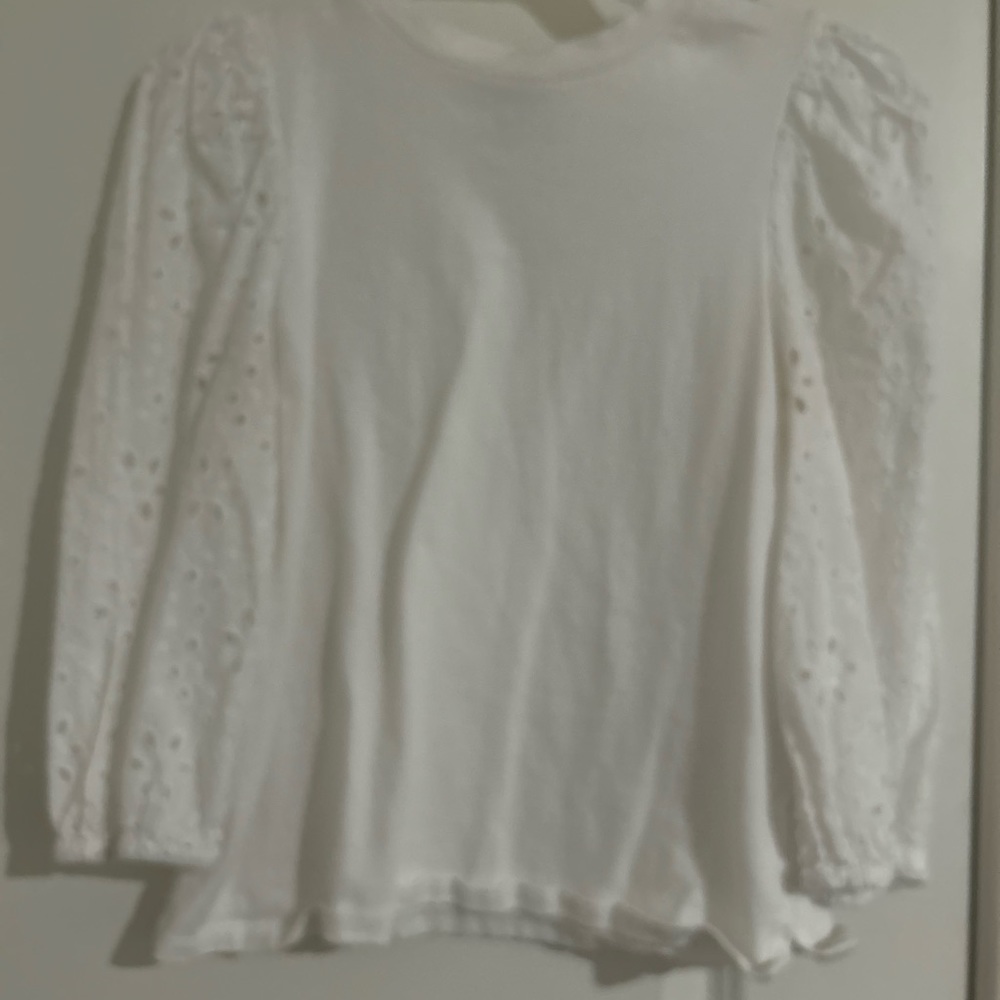 Shirt with cut out flowers on the sleeve